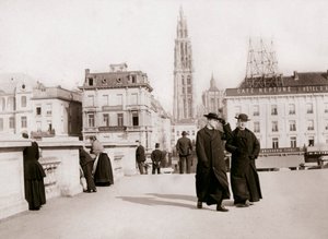 Präster, Antwerpen, 1898. av James Batkin