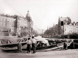 Två pojkar vid en kanal, Rotterdam, 1898. av James Batkin