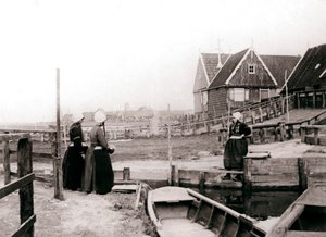 Kvinnor i traditionell klädsel, Marken Island, Nederländerna, 1898