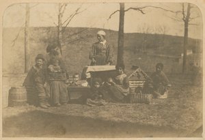 Albumtryck av förslavade kvinnor och deras barn nära Alexandria..., 2 december 1861 till 10 mars 1862. av James E. Larkin