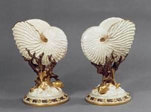 Par Worcester-vaser formade som Nautilus-skal, 1880 porslin