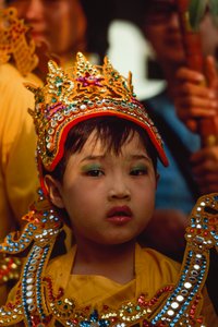 En ung tillbedjare vid Tabaung-festivalen. Shwe Dagon-pagoden, Rangoon, Burma. av James L Stanfield
