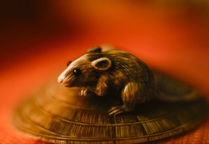 Antik japansk netsuke-miniatyrskulptur i elfenben av en råtta
