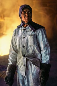 Kinesisk man stålarbetare i skyddskläder vid ett stålverk i Kina av James L Stanfield