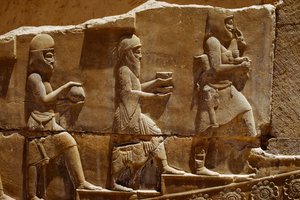 Reliefskulptur av män som bär offergåvor på väggarna i Persepolis. Persepolis, Iran. av James L Stanfield
