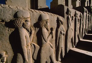Rlief basreliefer skulptur av hyllningsbärare med offergåvor täcker en stor del av Pe... av James L Stanfield