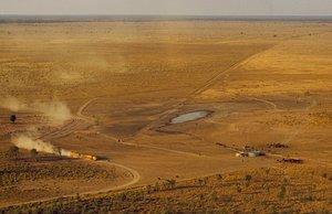 Vägtåg med boskap korsar förbjudande outback-platå. Västra Australien, Australien. av James L Stanfield