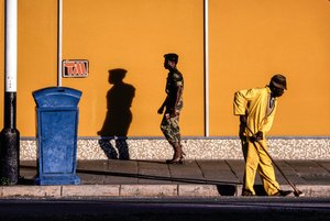Sydafrikanska män på en gata och trottoar i Pretoria, Sydafrika av James L Stanfield
