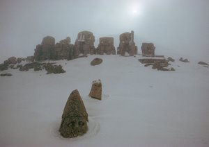 Staty av en gud över ett snötäcke vid Nemrud Dagh. Nemrud Dagh, Turkiet. av James L Stanfield
