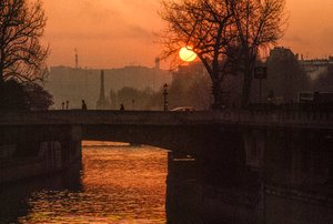 Soluppgång över Seine nära Ile de la Cite. PARIS, FRANKRIKE. av James L Stanfield