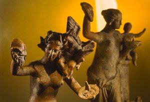 Terrakottaskulpturer av Afrodite med den bevingade Eros på sin axel. Veria, Makedonien, Grekland. av James L Stanfield