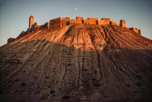 Det gamla citadellet i Aleppo står kvar på en kulle. Aleppo, Syrien.