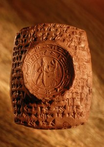 Vid utgrävningen upptäcktes denna brevförsegling från Ugarit med kilskrift och figursymboler. av James L Stanfield