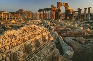 Vy över de romerska ruinerna i Palmyra. PALMYRA, SYRIEN. av James L Stanfield