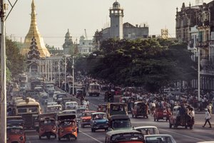 Veteranbilar trängs i stadskärnan i Rangoon, Burmas huvudstad. Sule Pagoda Road, R... av James L Stanfield