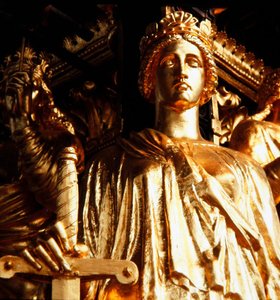 Rättvisa, en av de fyra kardinaldygderna från Albert Memorials baldakintorn, färdigställd 1876 (förgylld brons) av James Redfern