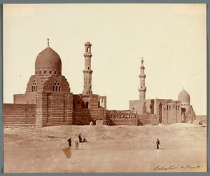 Egypten. Kairo. Två religiösa gravkomplex i den norra nekropolen: den mamlukiske sultanen Inals (mitten av 1400-talet) [till höger] och den mamlukiske emiren Kurkumas (början av 1500-talet) [till vänster] av James Robertson