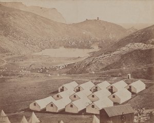 Hutted Camp med Balaclava hamn på avstånd av James Robertson