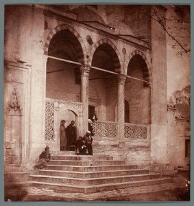 ”Portiken vid Süleymaniye” [Istanbul. Portiken vid Süleymaniye-moskén] av James Robertson