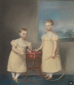 Två barn bär gula klänningar, den äldre håller i en rullbåge och en pinne och den yngre håller i en piska och en piska av James Sharples