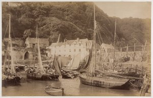 Fiskebåtar i hamnen vid Clovelly
