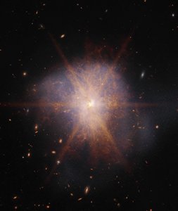 Arp 220 (NIRCam och MIRI-bild) av James Webb Space Telescope (NASA)