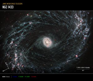 NGC 1433 (MIRI kompassbild) av James Webb Space Telescope (NASA)