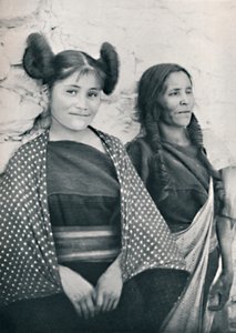 En Arizona Hopi-flicka och hennes mamma, 1912 av James and Pierce