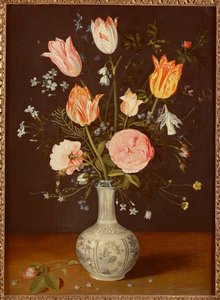 Tulpaner, rosor, förgätmigej och andra blommor i en sen Ming blå och vit vas