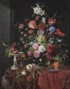 Blommor i en glasvas på ett draperat bord, med en silvertazza, frukt, insekter och fåglar