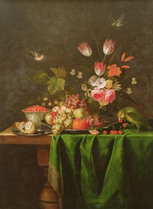 Stilleben med frukt och blommor med en papegoja på ett bord täckt med en grön duk (se 100412 för detaljer)