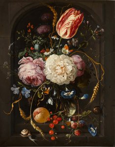 Stilleben med blommor i en glasvas med insekter och frukter i en stennisch