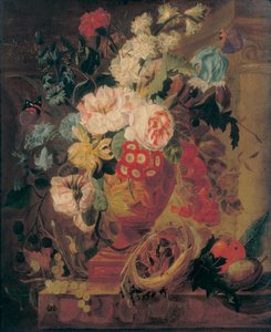 Blommor i en terrakottavas dekorerad med putti, med frukter, fjärilar, en blåflaska, en snigel, en spindel och fyra kycklingar i ett bo på en avsats