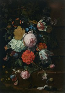 En bukett med pioner, tulpaner, rosor och andra blommor på en avsats, med fjärilar, en snigel och en skalbagge