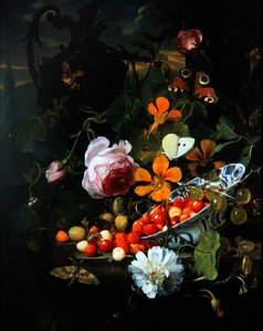 Ett stilleben av jordgubbar i en skål och blommor