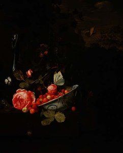 Stilleben av vilda jordgubbar, en ros och en glasflaska, 1690