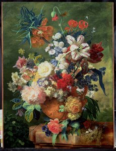 Stilleben med blommor och fågelbo på piedestal