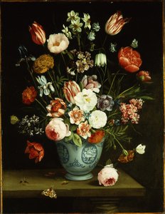 Blommor i en blå och vit porslinsvas, med nattfjärilar och andra insekter på en avsats
