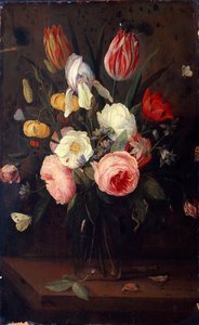 Rosor, tulpaner och andra blommor i en glasvas, med insekter, på ett bord