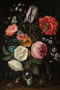 Rosor, en tulpan, en pion, en körsbärsblomma och en centaurium i en glasvas på en avsats av Jan van Kessel the Elder