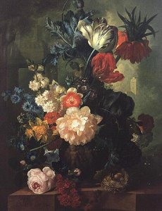 Rosor, tulpaner, nejlikor och andra blommor i en skulpterad urna