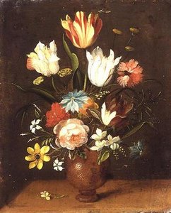 Tulpaner, rosor, rosa och andra blommor i en vas