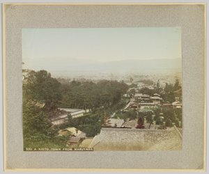 En stad i Kyoto från Maruyama, Japan (handfärgat svartvitt foto) av Japanese Photographer