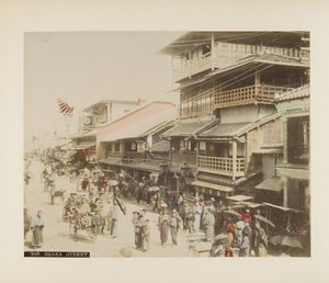 A Street i Osaka, Japan (handfärgat svartvitt foto) av Japanese Photographer
