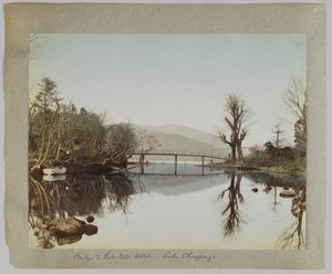 Bro och hotell vid sjön, Lake Chuzenji, Nikko, Japan (handfärgat svartvitt foto) av Japanese Photographer