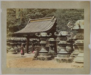 Bronslyktor utanför templet i Uyeno Park, Tokyo, Japan (handfärgat svartvitt foto) av Japanese Photographer