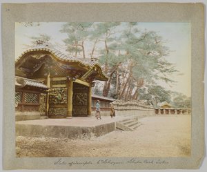 Porten till Temple of the 6th Shogun, Shiba Park, Tokyo, Japan (handfärgat svartvitt foto) av Japanese Photographer