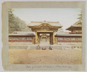 Porten till Temple of the 6th Shogun, Shiba Park, Tokyo, Japan (handfärgat svartvitt foto) av Japanese Photographer
