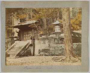 Ieyasus grav, Nikko, Japan (handfärgat svartvitt foto) av Japanese Photographer