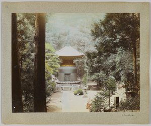 Ikegami Buddhist Temple, Tokyo, Japan (handfärgat svartvitt foto) av Japanese Photographer